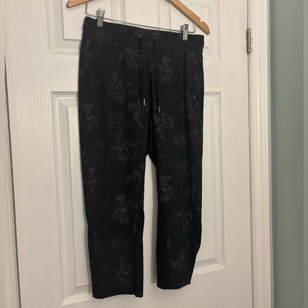 Kyodan Black & Grey Floral Print Cropped Joggers | Size S